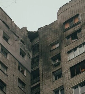 Наслідки влучання ворожого безпілотника у багатоповерхівку в Солом’янському районі Києва. ФОТОрепортаж