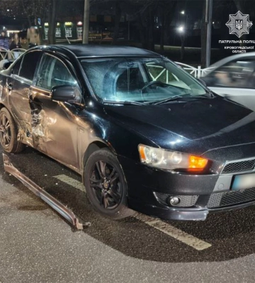 У Кропивницькому зіткнулися Mitsubishi та ВАЗ (ФОТОФАКТ)