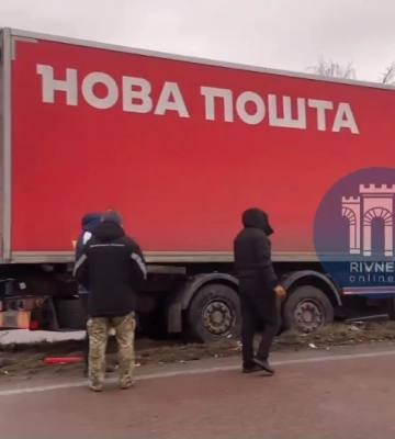 Вантажівка "Нової пошти" на Рівненщині врізалась у відбійник