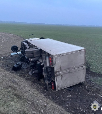 На Черкащині після тарану вантажівки та легковика обидві машини вилетіли у кювет, є поранені. ФОТО