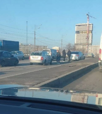 &quot;Стоїть&quot; весь проспект: у Дніпрі ДТП спровокувала великий затор