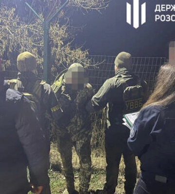 За $300 пропускав через транзитну ділянку дороги з Молдовою чоловіків призовного віку: Викрито правоохоронця на Одещині, - ДБР. ФОТО