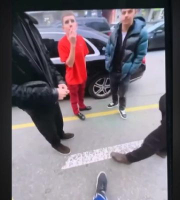 Малолетние мажоры в Киеве гоняют в сопровождении полиции и крутят «Я русский» возле Мемориала Героев