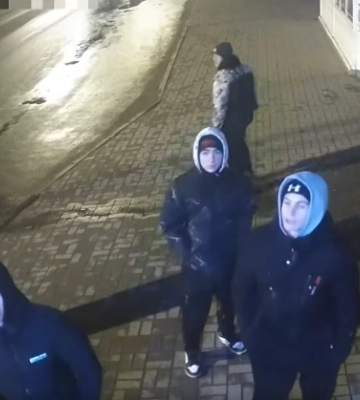 У Луцьку шукають молодиків, які вкрали камеру на зупинці громадського транспорту. Відео