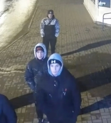 Тепер відомі на все місто: у Луцьку підлітки вкрали камеру з електронного табло на зупинці (відео)