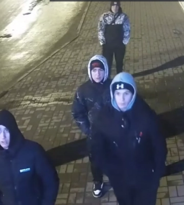 Тепер відомі на все місто: у Луцьку підлітки вкрали камеру з електронного табло на зупинці (відео)
