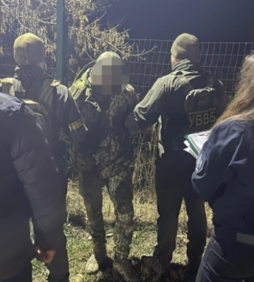 На Одещині ДБР викрило правоохоронця, який за хабар пропускав військовозобов'язаних через кордон (Відео)