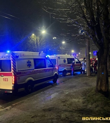 У Луцьку на Відродження - ДТП: автівка збила жінку з дитиною