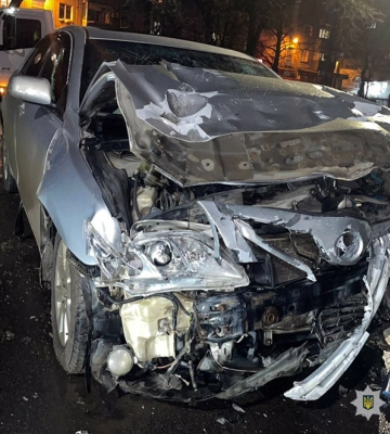 У Хмельницькому внаслідок ДТП постраждали водій одного автомобіля та пасажир іншого. ФОТО