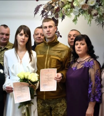 Приїхав з фронту, щоб одружитися: у Луцьку військовий побрався з коханою