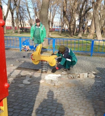 Комунальники навели лад у парках Одеси 