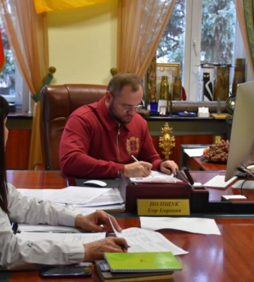 Ремонт доріг, зубопротезування військових, заміна вікон: мер Луцька в онлайн-режимі поспілкувався з жителями громади