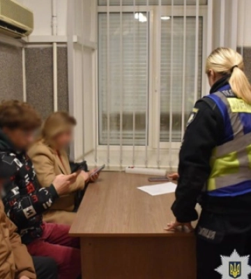 Поліція встановила імена юнаків, які перекривали рух у Києві і слухали російську музику: одного з них уже притягували до відповідальності. ФОТОрепортаж