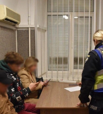 Поліція встановила імена юнаків, які перекривали рух у Києві і слухали російську музику: одного з них уже притягували до відповідальності. ФОТОрепортаж