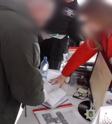 На Тернопільщині 28-річну жінку судитимуть за допомогу ухилянтам у втечі з країни. ВІДЕО