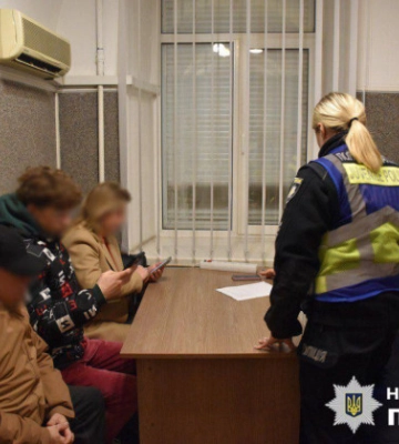 У Києві молодики перекривали дорогу і слухали російську музику