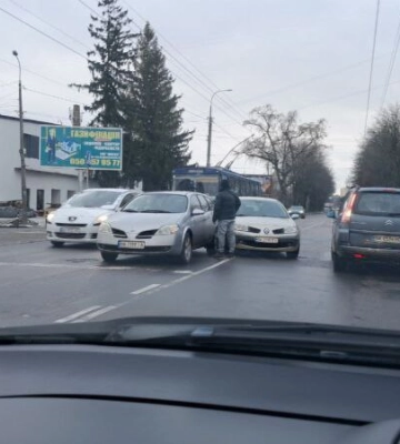 На перехресті у Рівному не розминулися легковики