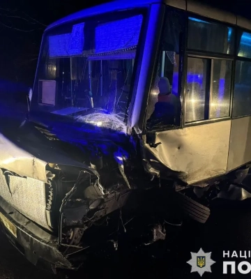 На Львівщині автомобіль зіткнувся з автобусом: семеро людей постраждали