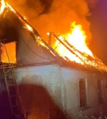 Дах згорів: у Рожищі вночі сталася пожежа 