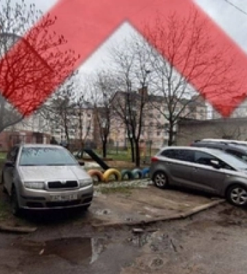 У Луцьку показали любителів паркуватися на газонах 