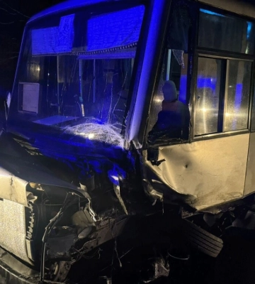 На Львівщині автомобіль зіткнувся з автобусом: семеро травмованих