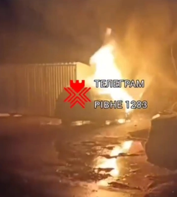 Підпалили? У Рівному горіло авто (ФОТО)