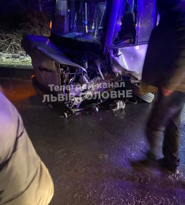 На Львівщині автомобіль зіткнувся з автобусом: семеро травмованих