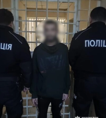 У смілянки біля кіоску викрали сумку. Грабіжнику загрожує 10 років ув’язнення