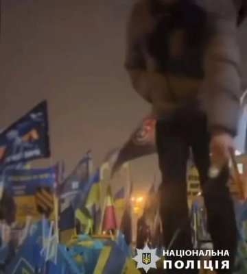 Пытался поджечь флажки на Майдане Независимости: СБУ и полиция задержали 23-летнего мужчину