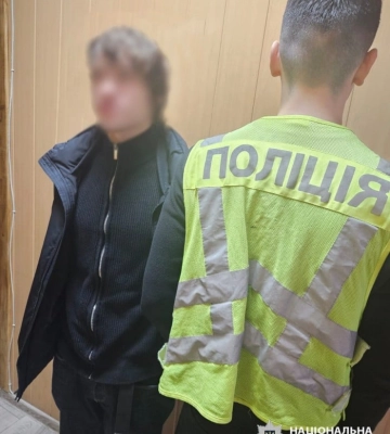 У Києві затримали чоловіка, який намагався спалити прапорці загиблим військовим