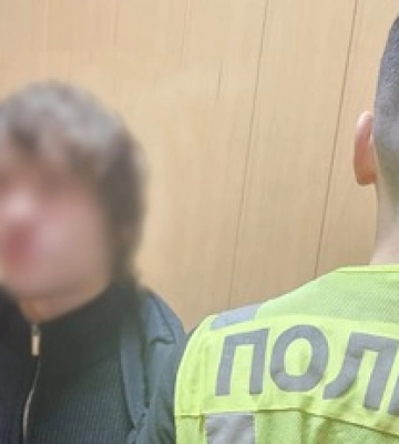 Пытался сжечь флажки на Майдане Незалежности в Киеве: молодого человека задержала полиция