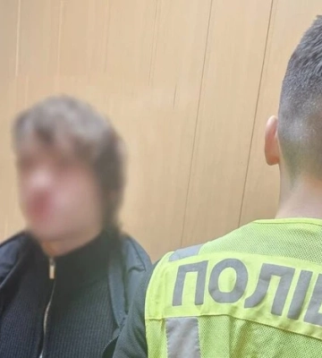У Києві затримали молодика, який намагався спалити прапорці на Майдані Незалежності