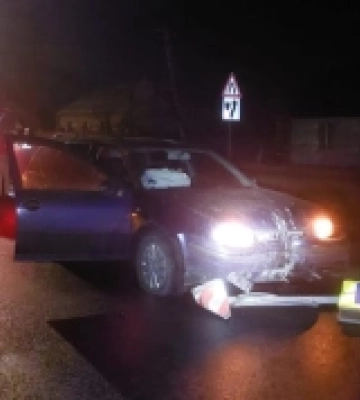На Володимирській пʼяний водій на швидкості збив дорожні знаки