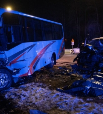 У Києві зіткнулися автобус і мінівен, є загиблі та постраждалі