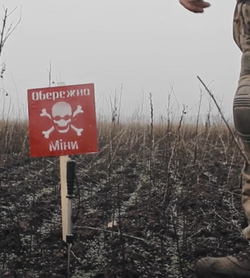 Чем засыпаны поля вокруг Харькова, показали нацгвардейцы (видео)