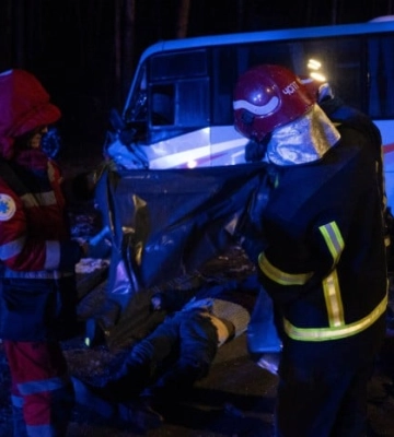 В Киеве столкнулись автомобиль и автобус: есть жертвы, среди пострадавших – дети