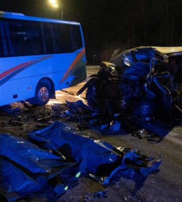 В Киеве столкнулись автомобиль и автобус: есть жертвы, среди пострадавших – дети