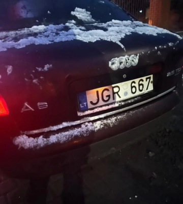 На Волині «Ауді» з литовськими номерами влетіла в огорожу пабу