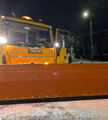 Снігопад у Луцьку: на дорогах та тротуарах міста працює спецтехніка
