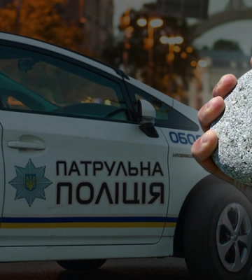 У Франківську чоловік розбив каменюкою вікно автомобіля патрульної поліції
