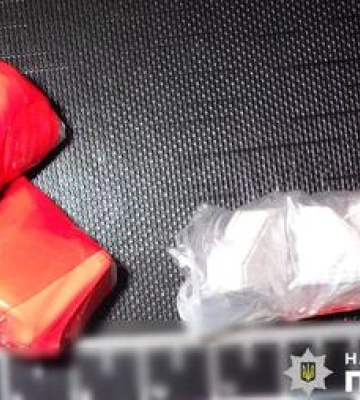 У Полтаві 18-річну дівчину затримали за розповсюдження наркотиків