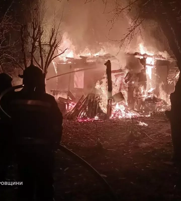 Вогонь та стовп диму було видно за кілометри: на Дніпропетровщині згоріли два будинки