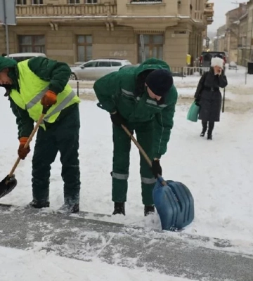 Львів засипало снігом: на вулиці міста вийшло майже півтори сотні одиниць спецтехніки