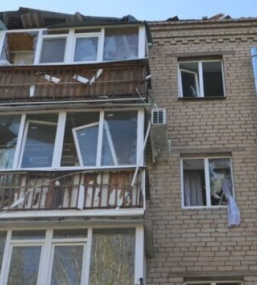 Оккупанты обстреляли здание больницы в Мирнограде на Донетчине. ФОТОрепортаж