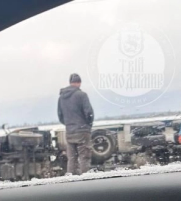 На Волині вантажівка, яка посипає дороги, перекинулася в кювет