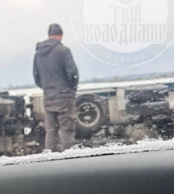 На волинській трасі вантажівка, яка посипає дороги, злетіла в кювет 