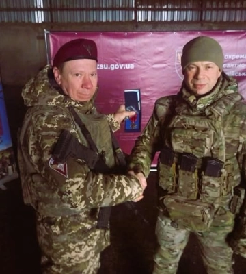 Головнокомандувач вручив відзнаку воїну з Одеси, який вступив у бій з переважаючим ворогом та зберіг позицію