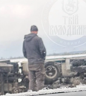 На волинській трасі вантажівка, яка посипає дороги, злетіла в кювет 