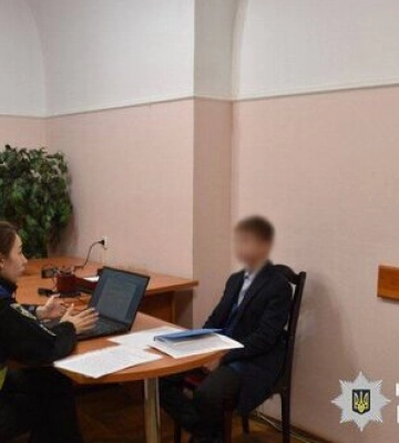 Поліція провела обшуки у юнаків, які перекривали дорогу в Києві та слухали російську музику: вилучено зброю, набої та ножі. ВIДЕО