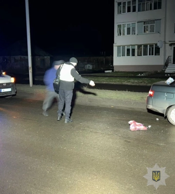 В Охтирці, що на Сумщині, старенька жінка потрапила під машину та до лікарні